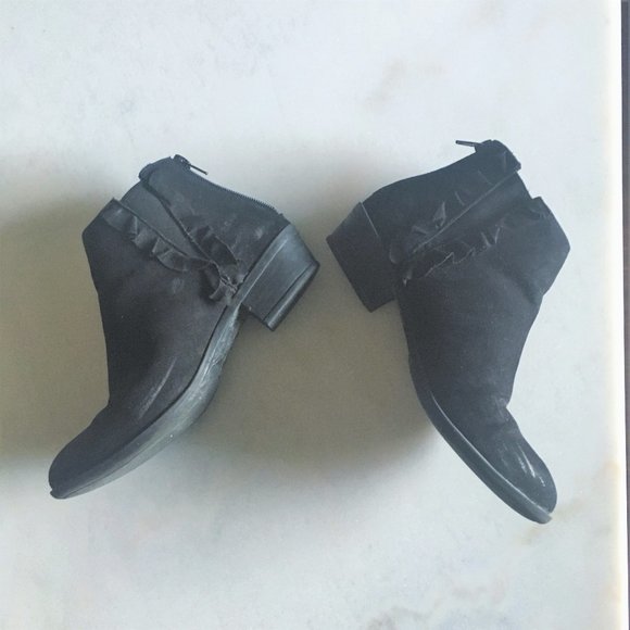 JustFab black chelsea ankle boots / bootie ruffles - Picture 5 of 11
